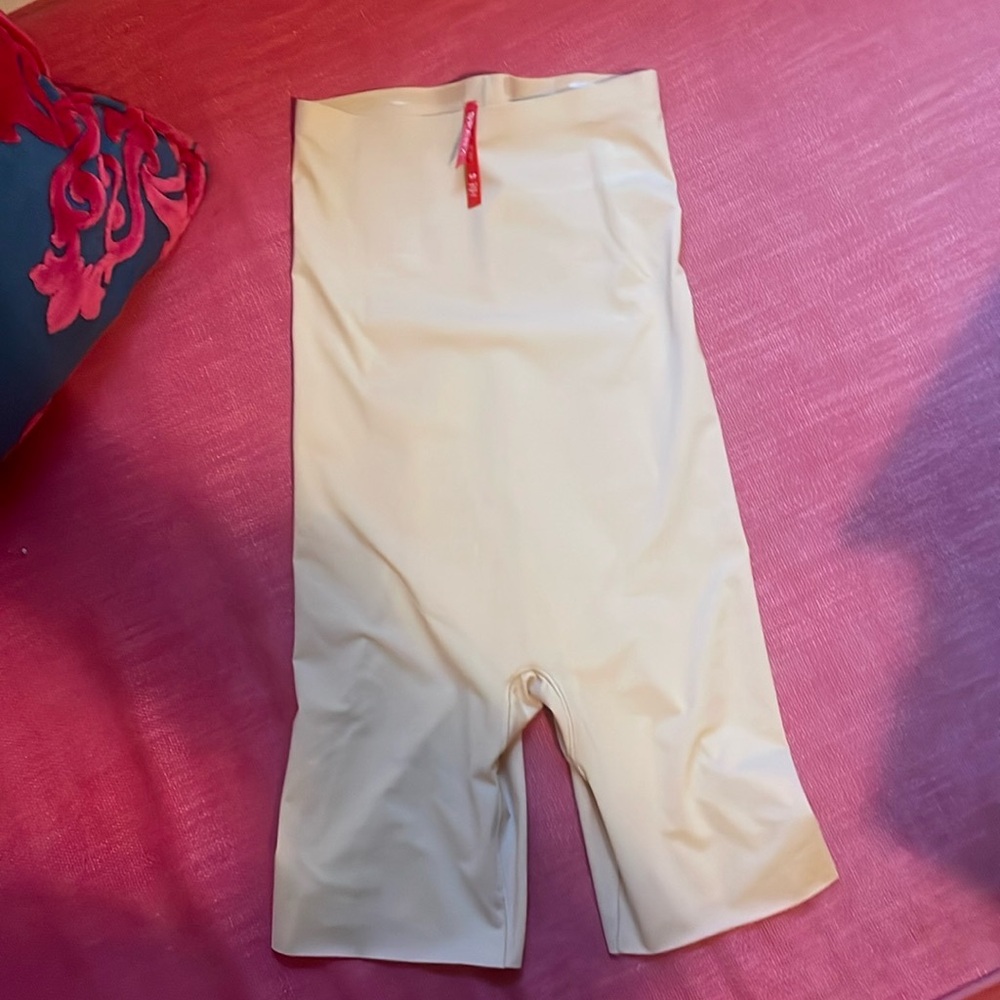 NWOT SPANX hi-waisted mid thigh short size S. Never worn.